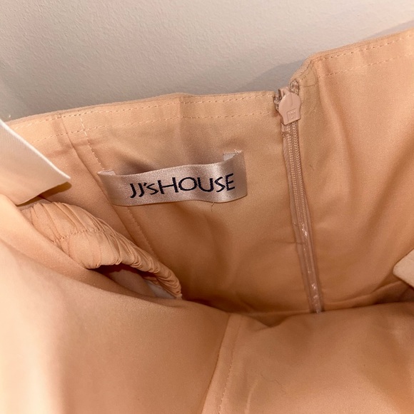 Bridesmaid dress, built in bra. Fitted bodess, flowy, tiered bottom - Picture 3 of 5